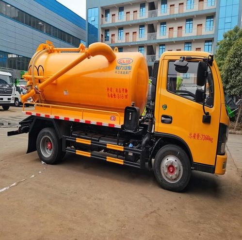 多功能真空吸污車 現代城市環衛的高效解決方案