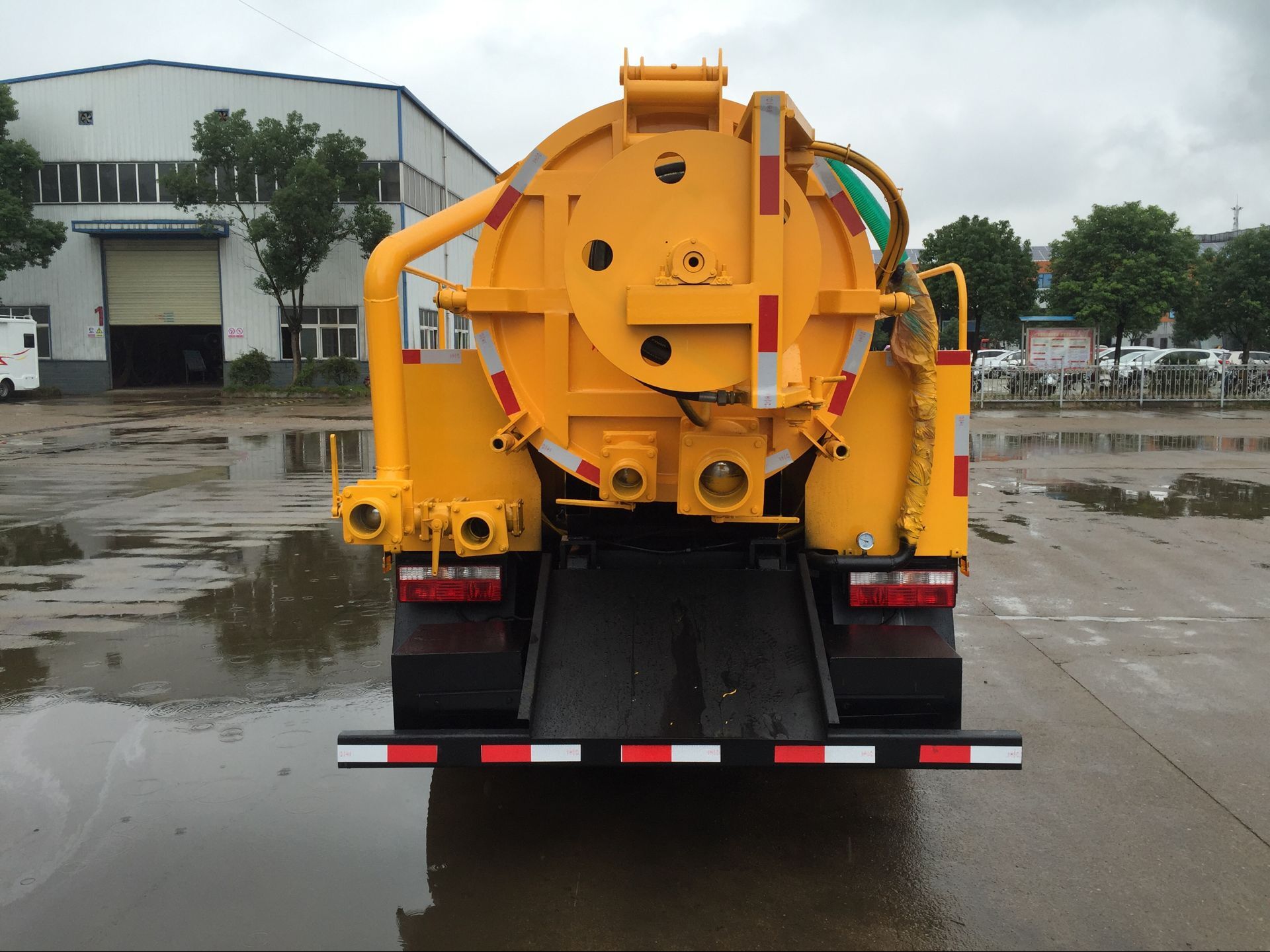 清洗吸污車與吸污車的區(qū)別及工作原理詳解